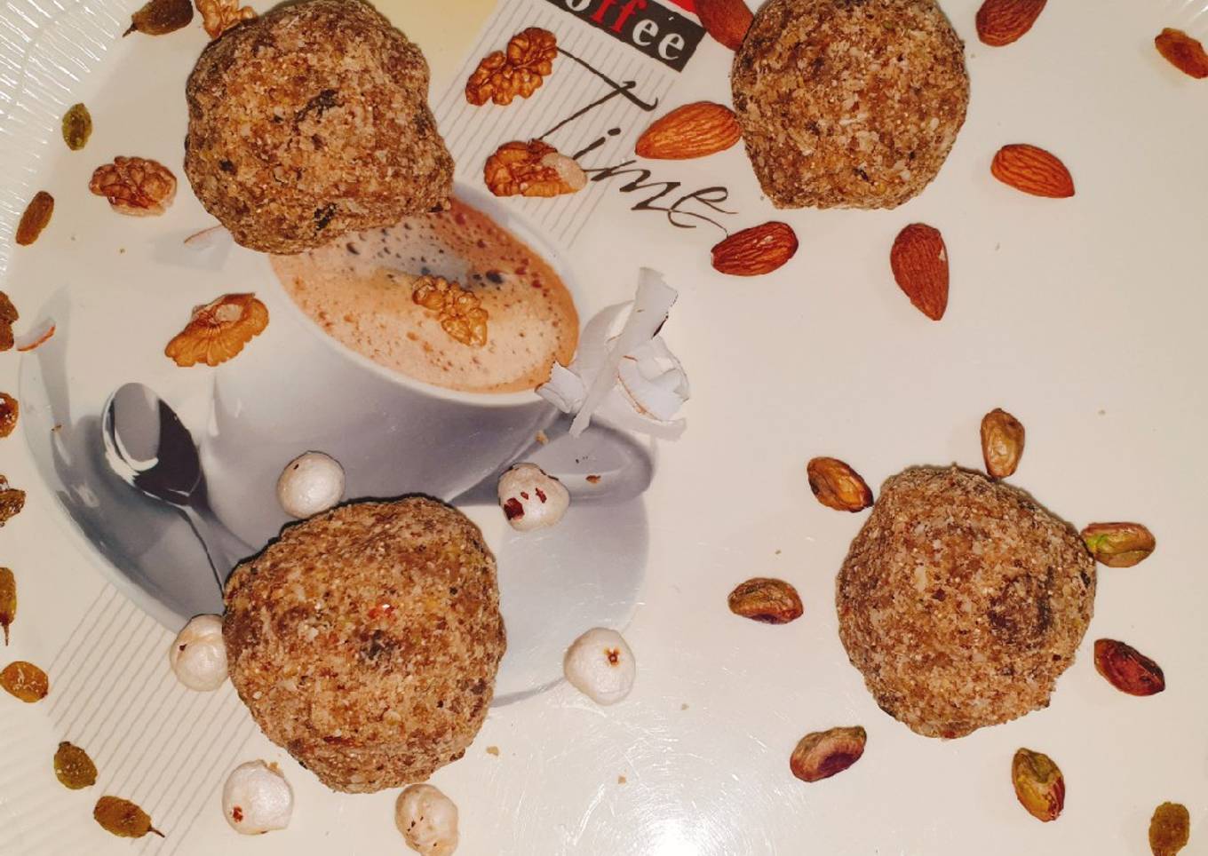 Gur gond k laddu/Edilble gum jaggery balls