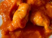 Una foto de chipirones rellenos salsa