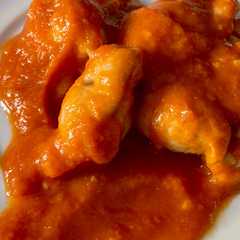 Una foto de Chipirones rellenos en salsa picantona..