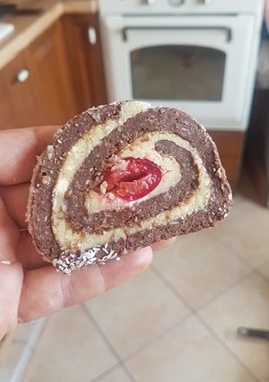 Kókuszos kekszes-meggyes-tekercs recept fotója