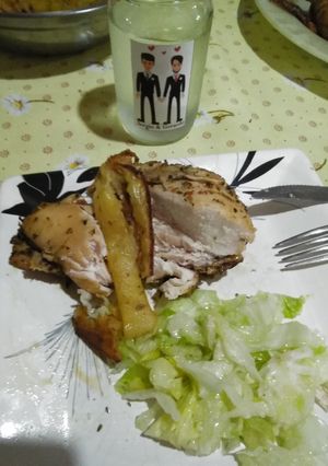 Una foto de *pollo bien aliñdo con papas al horno con ensalada de lechuga*🤗