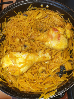 Una foto de Pollo con fideos y champiñones