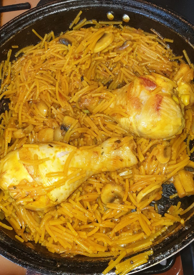 Una foto de Pollo con fideos y champiñones