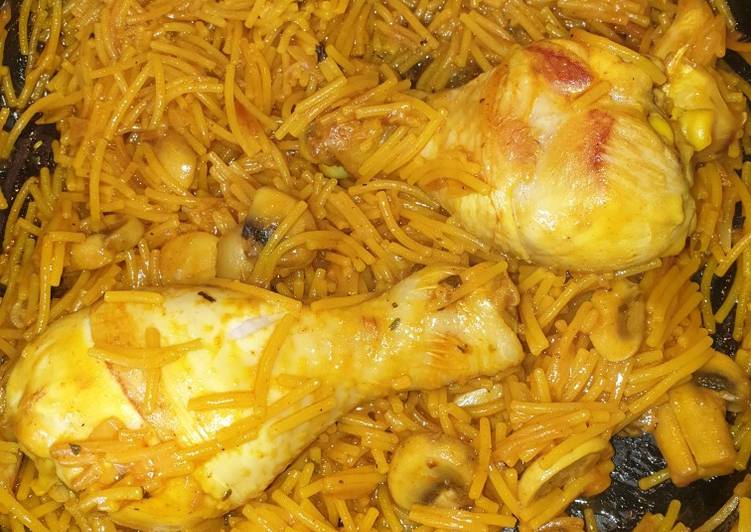 Pollo con fideos y champiñones