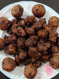 கோதுமை பிரட் பகோடா (Kothumai Bread Pakoda recipe in tamil) செய்முறை முக்கிய புகைப்படம்