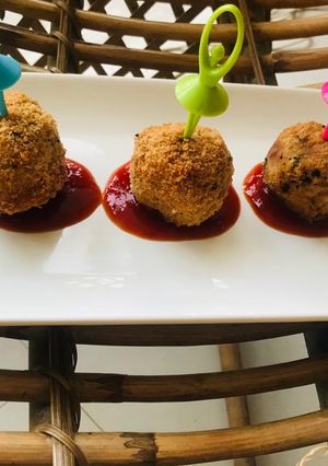A picture of Chicken cheese balls.