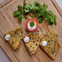 A picture of Methi, Tomato and Red chilli Pickle Thepla.