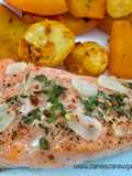 Pieczony filet z łososia z czosnkiem, bazylią i chilli