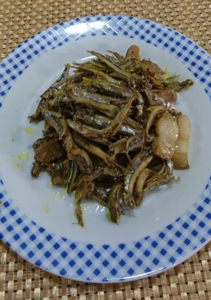 Hình của món Cá cơm kho rim.