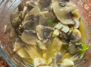 Una foto de CHAMPIÑONES AL AJILLO (muy fácil, sano y rápido)