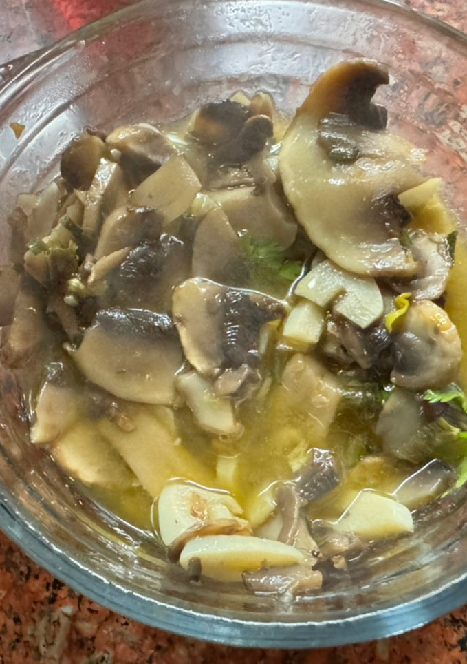Una foto de CHAMPIÑONES AL AJILLO (muy fácil, sano y rápido)