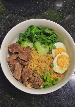 Hình của món Mì bò trứng với cải chíp 🍜.