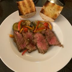 A picture of Steak Balsamic with Grilled French Bread.