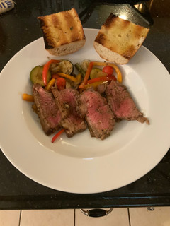 A picture of Steak Balsamic with Grilled French Bread.