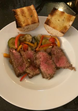 A picture of Steak Balsamic with Grilled French Bread.