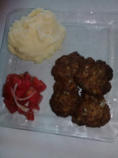 Una foto de Hamburguesas caseras a mi manera con puré y ensalada