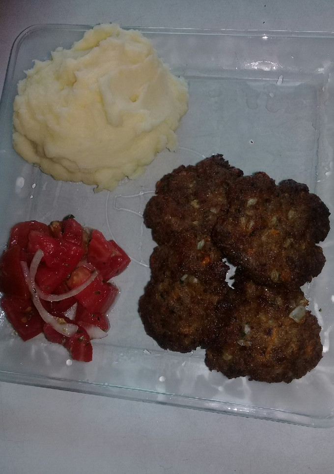 Una foto de Hamburguesas caseras a mi manera con puré y ensalada