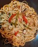 Tallarines con palitos de cangrejo y salsa de soja