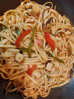 Una foto de Tallarines con palitos de cangrejo y salsa de soja
