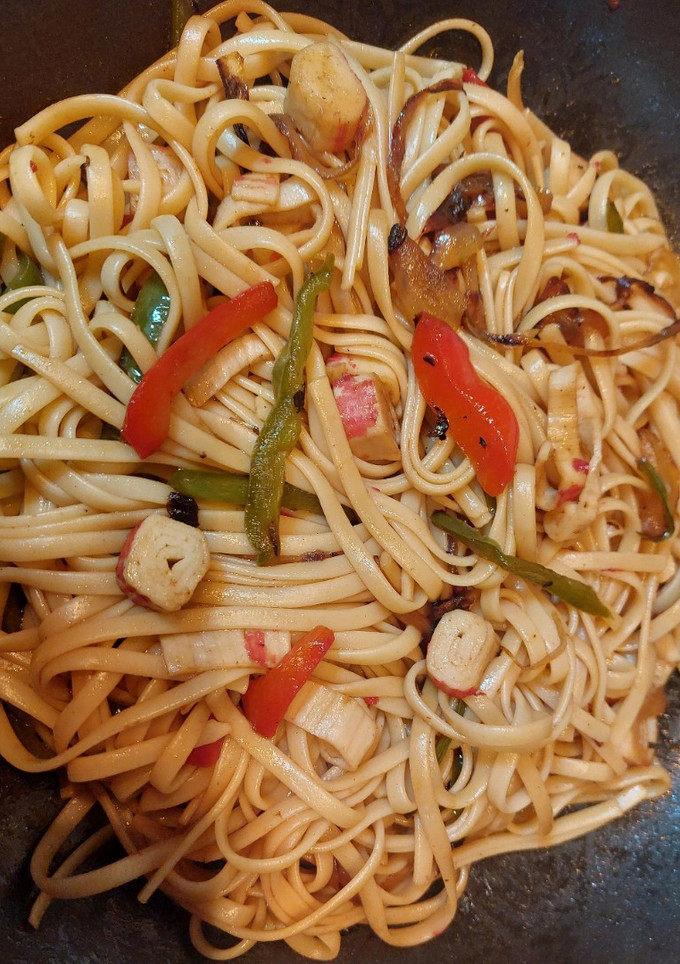 Una foto de Tallarines con palitos de cangrejo y salsa de soja