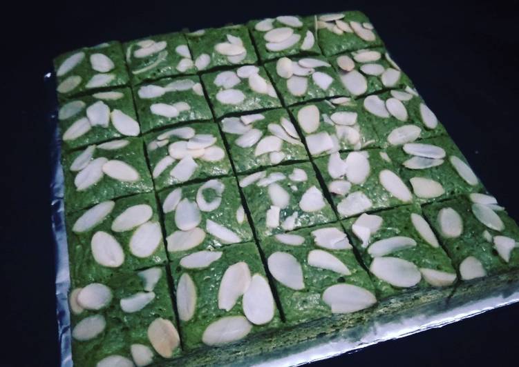 AlMaNies (Almond Matcha Brownies)