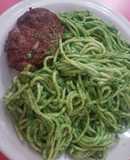 Tallarines verdes con hamburguesa