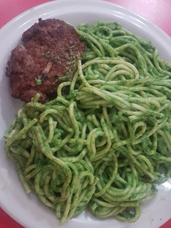 Una foto de Tallarines verdes con hamburguesa