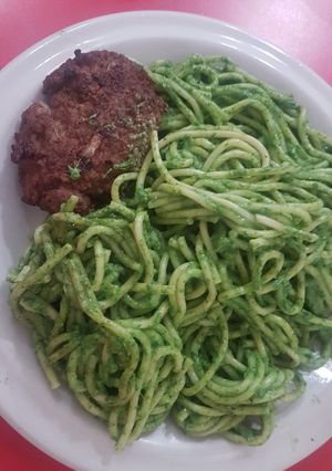 Una foto de Tallarines verdes con hamburguesa