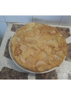 Una foto de Torta invertida de peras