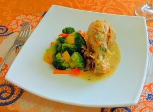 Una foto de Fricasé de pollo con verduras salteadas