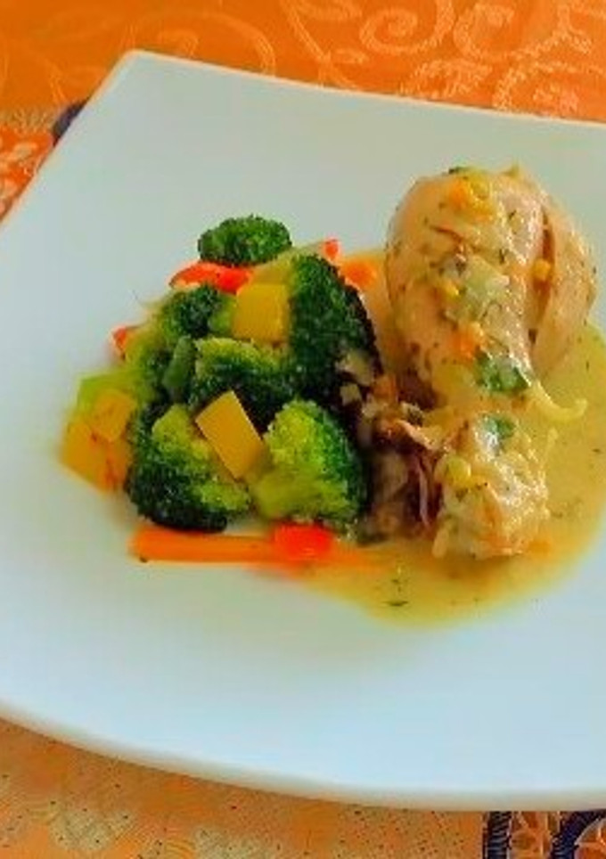 Una foto de Fricasé de pollo con verduras salteadas