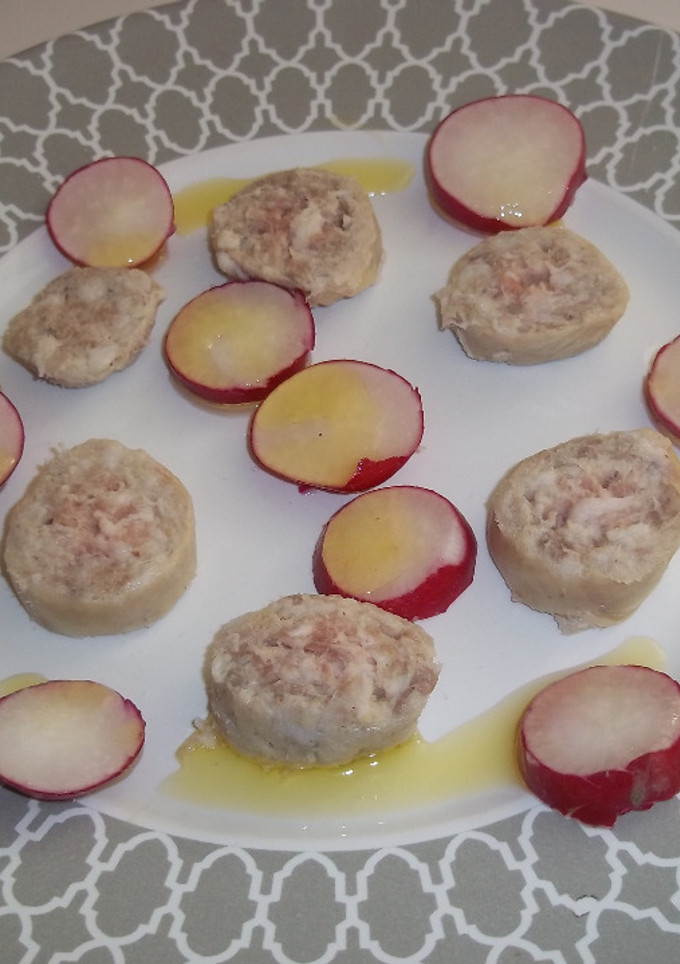 Una foto de Aperitivo de morcilla blanca (blanquets) con rábanos