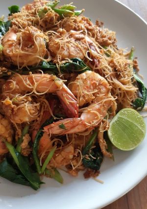 รูปของ "เส้นหมี่ผัดซีอิ๊วกุ้งสดแบบง่ายๆ" 🍜🦐🌱