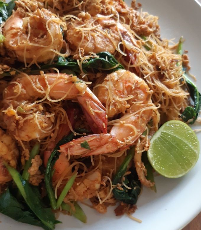 รูปของ "เส้นหมี่ผัดซีอิ๊วกุ้งสดแบบง่ายๆ" 🍜🦐🌱