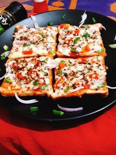 ब्रेड पिज़्ज़ा (Bread pizza recipe in hindi) रेसिपी मुख्य फोटो