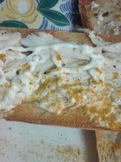 Una foto de Tostas de pollo al curry