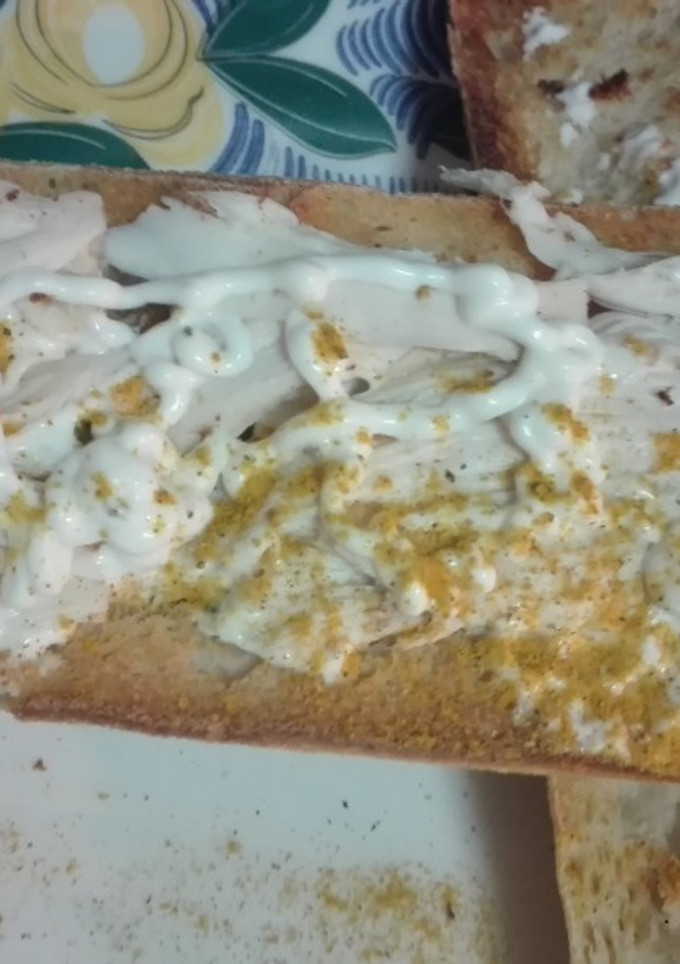 Una foto de Tostas de pollo al curry