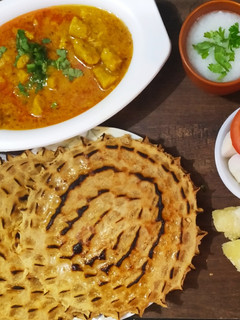 રાજસ્થાની ખોબા રોટી વિથ ગટ્ટા કરી (Rajasthani Khoba Roti Gatta Curry Recipe In Gujarati) રેસીપી મુખ્ય ફોટો