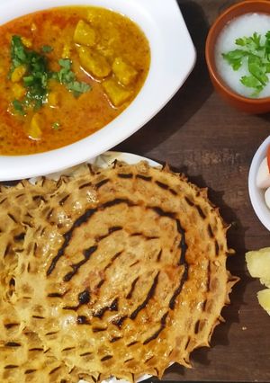 રાજસ્થાની ખોબા રોટી વિથ ગટ્ટા કરી (Rajasthani Khoba Roti Gatta Curry Recipe In Gujarati) રેસીપી મુખ્ય ફોટો