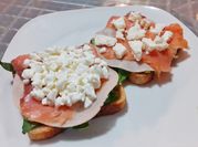 Una foto de queso cottage y salmon