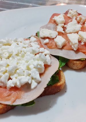 Una foto de Toast de salmón