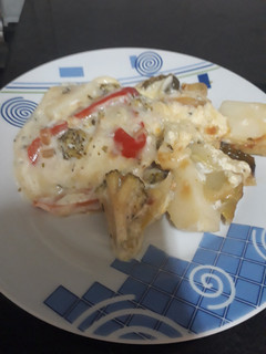 Una foto de Papas y bróccoli gratinados al horno