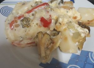 Una foto de Papas y bróccoli gratinados al horno