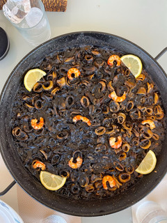 Una foto de Arroz negro con calamar y gamba roja