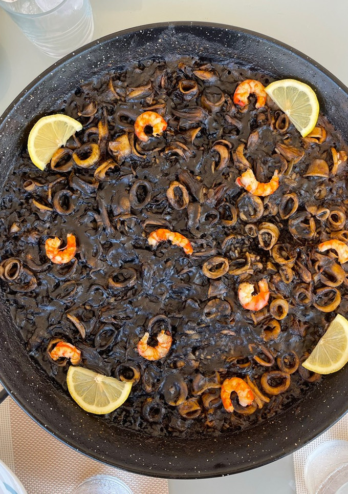 Una foto de Arroz negro con calamar y gamba roja