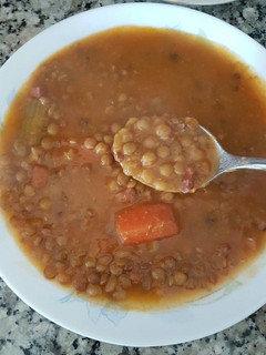 Una foto de Lentejas con verduras y jamón