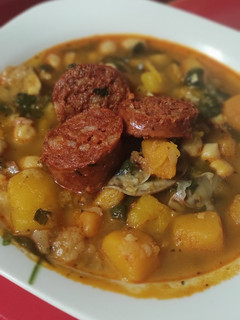 Una foto de Garbanzos con espinacas, calabaza y chorizo
