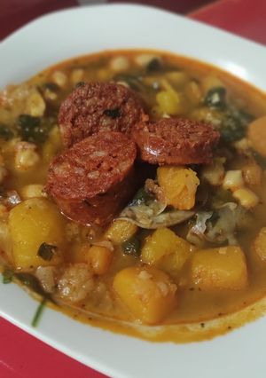 Una foto de Garbanzos con espinacas, calabaza y chorizo
