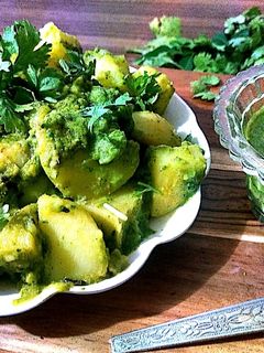 ગ્રીન આલુ (Green Aloo Recipe In Gujarati) રેસીપી મુખ્ય ફોટો