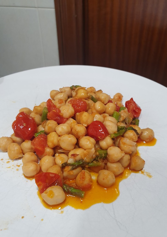 Una foto de Garbanzos salteados con cherry, espárrago triguero y sobrasada
